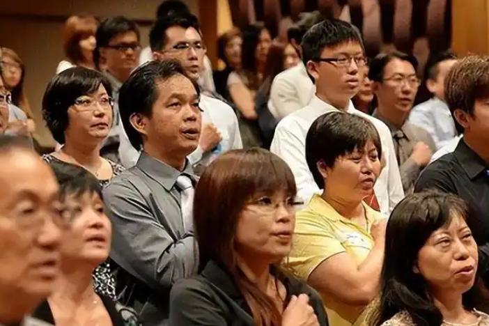 曾经有些人不知道，新加坡是最不希望西方落后于中国的，他们整天在呼吁西方要防备中国
