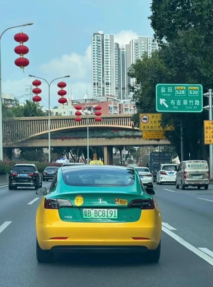 小米SU7出租车司机被同行举报 怎么说，有点意外，真有人买了SU7跑出租……[允