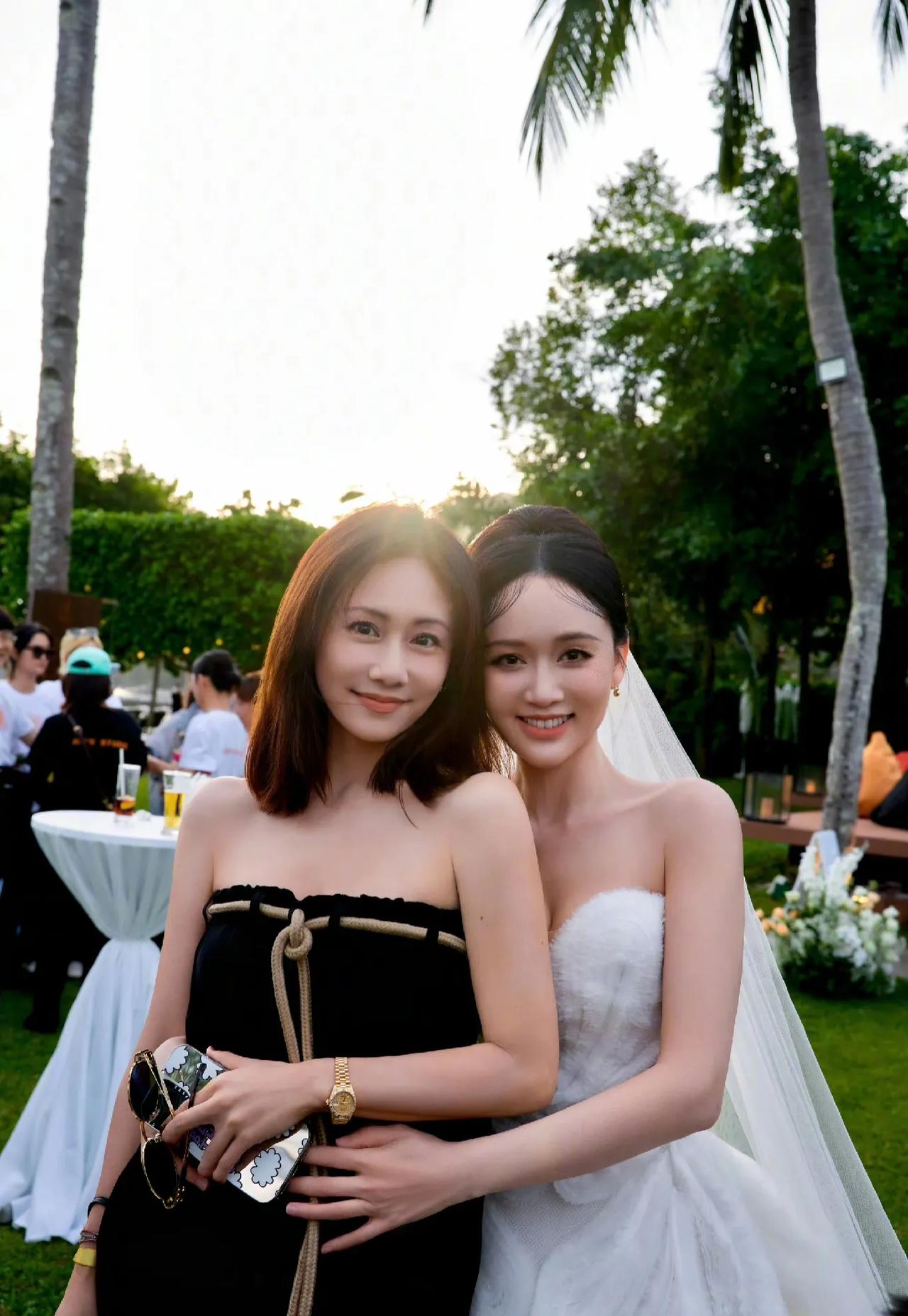 左边是 陈乔恩，国民偶像剧女神，代表作超10余部，最有名的有《命中注定我爱你》《