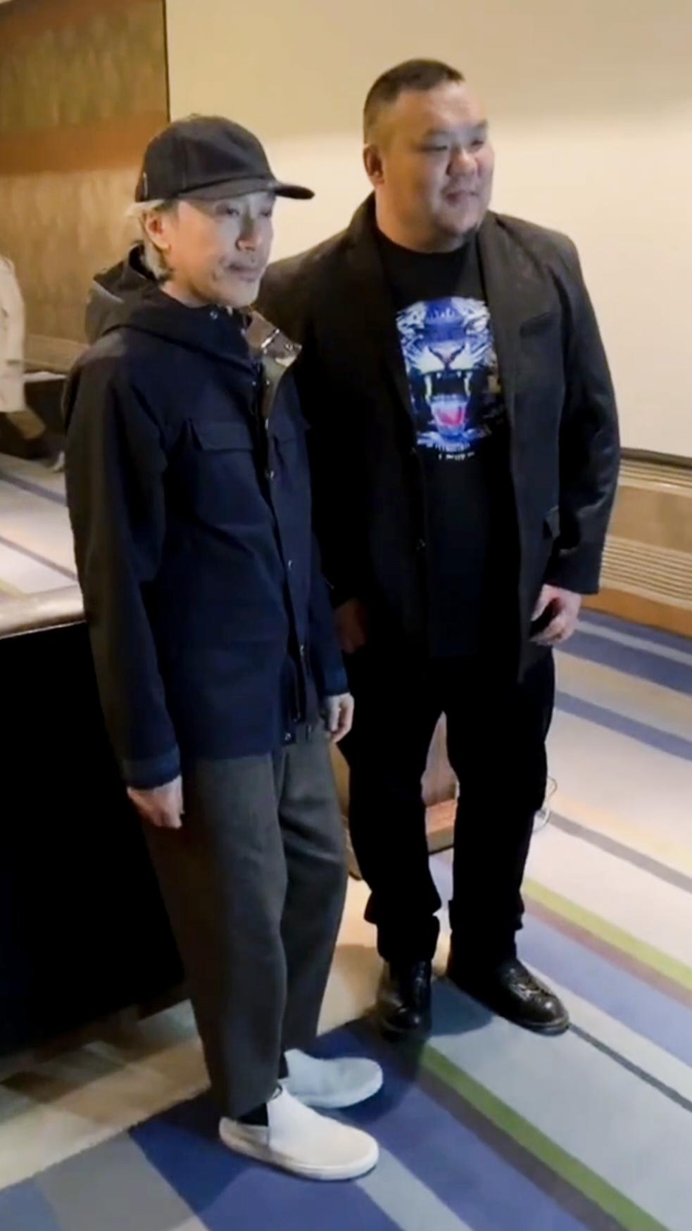 好久不见的星爷，友好与人合影留念，亲和力十足。花白的头发很是抢镜，但整个人的状态