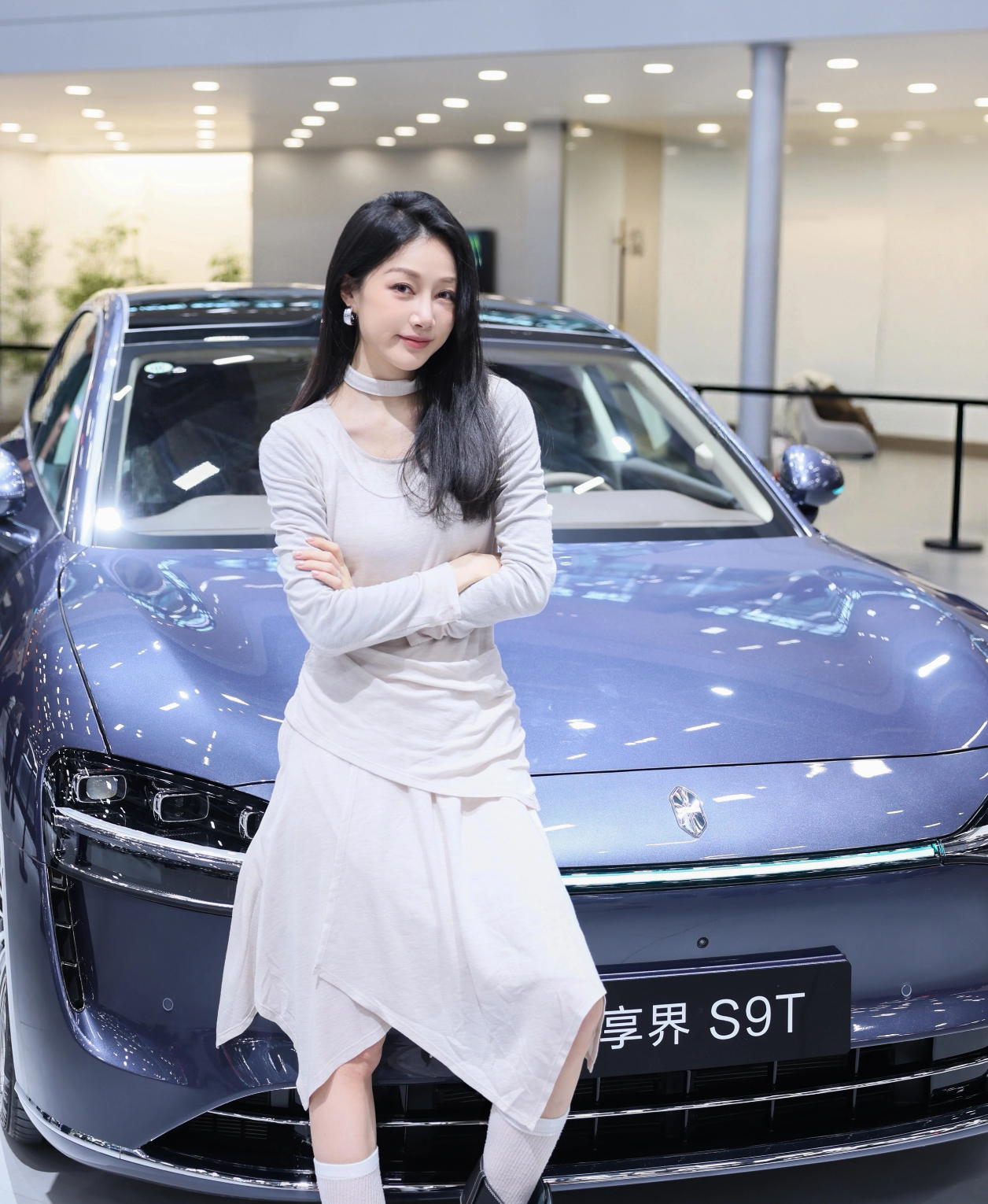 享界S9找了一批女博主推广。这车相比56E是时尚精致得多，智驾、自动泊车也让开车