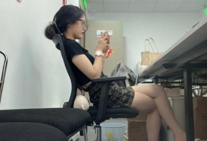 “这哪是上班，分明是白嫖！” 陕西西安，一名 24 岁女子入职上海某公司，拿着 