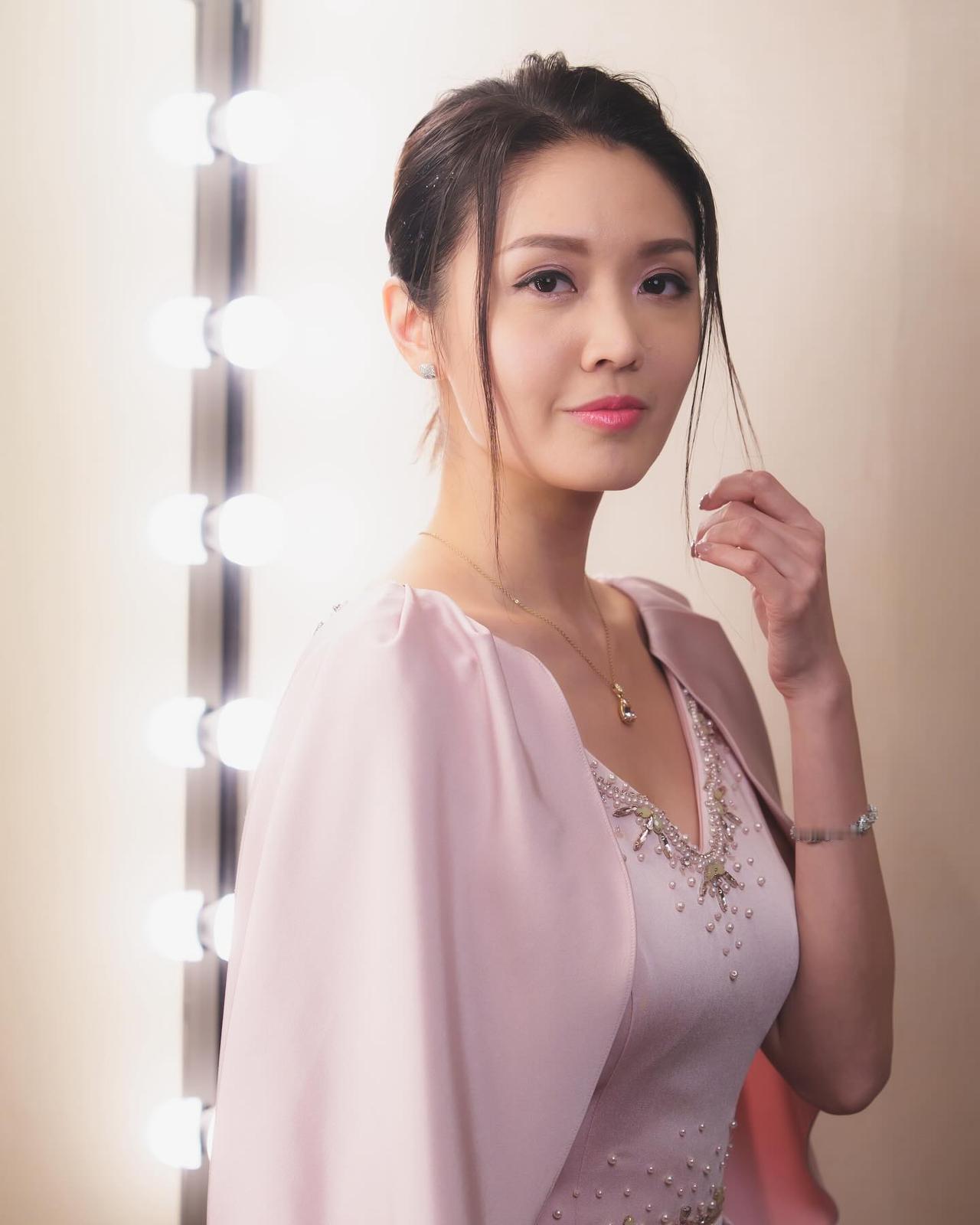 她曾经也是香港小姐选美冠军，在香港TVB拍了很多部电视剧，可惜都是绿叶角色，没机