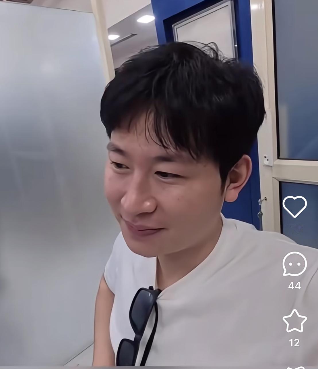 杜克到印度旅游，印度人看到白净的中国人眼睛都亮了，开始铺垫一大堆说自己不爱钱，只