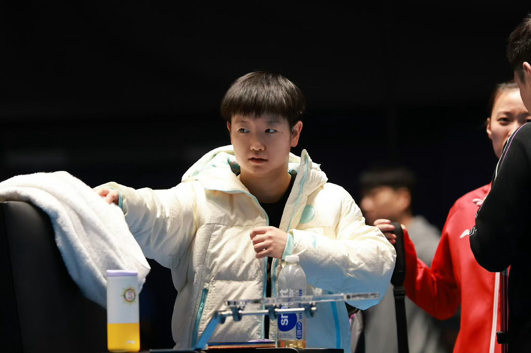 孙颖莎“黑芝麻小汤圆”名场面出圈！赛场外软乎乎反差萌拉满，谁能拒绝这样的可爱莎宝