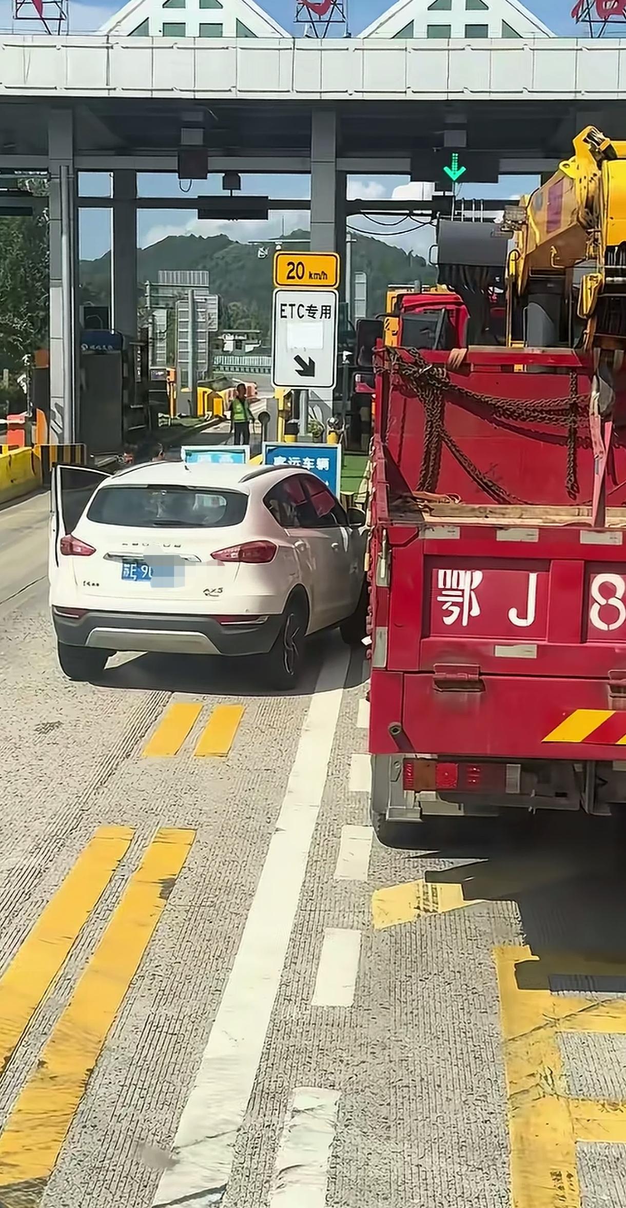 让你是情分，不让你是本分。想加塞，那是你的人品问题，如果是想蹭ETC，那是属于违