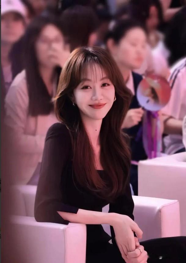 大家别光盯着姜妍嫁行长这事儿看，
咱得瞧瞧她这股子“狠劲”，一般人真学不来。
