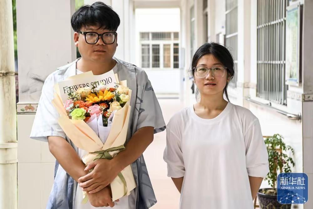 扁担女孩刘燕的气质太好了！和班主任站在一起，安静的模样，宛若她才是那个为人师表的