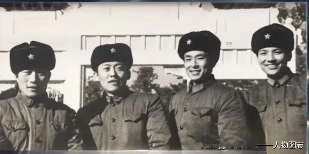 上世纪七十年代末，北京 李雪健（左一）、濮存昕（右二）在空政文工团的工作合影 ​