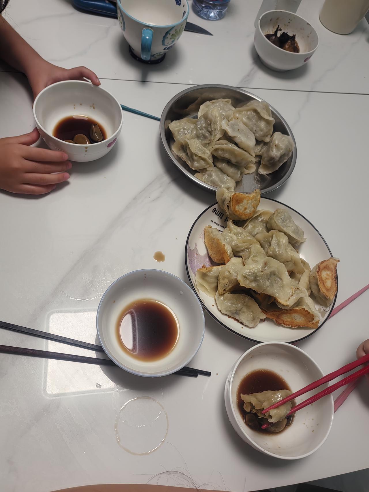 假期，睡个自然醒。八点半起床，俩孩子九点一刻才起床。
    给孩子们煮的昨天自
