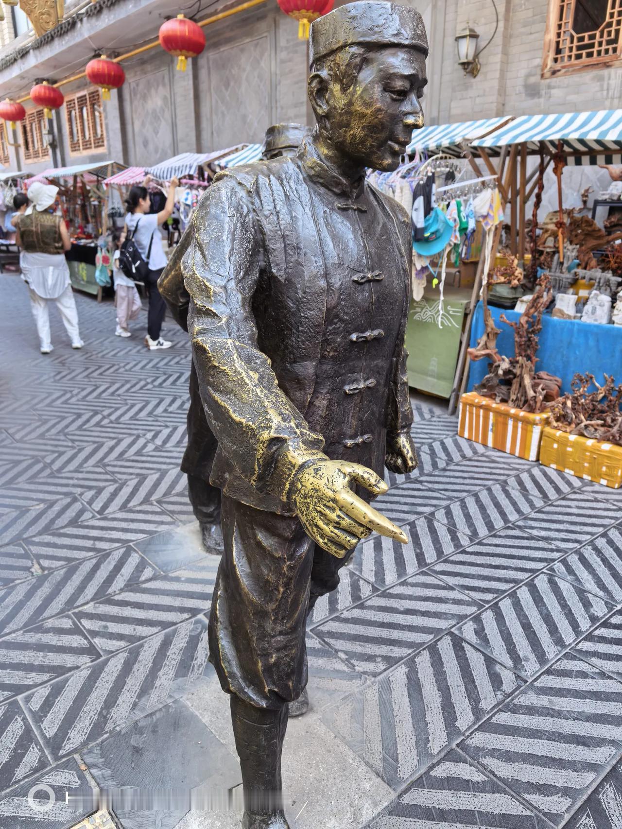 我刚回到家，跑了一天真没意思啊，不如在家里刷剧。

回程路上去了趟八坊十三巷，顺