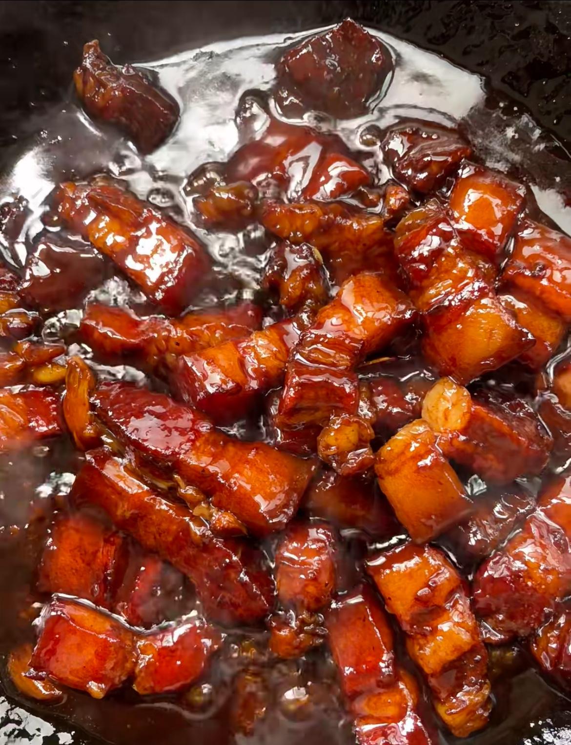 我家炖肉秘诀就是时间长，不过光时间长可不够，还有些门道。
火候很关键，得“大火烧