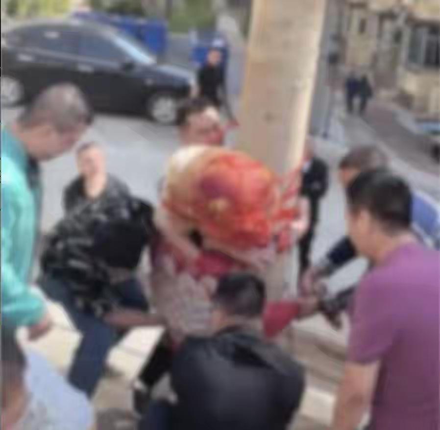 9月23日，定位显示在山西的一名网友在网上发布视频。视频中，多名男子七手八脚将新