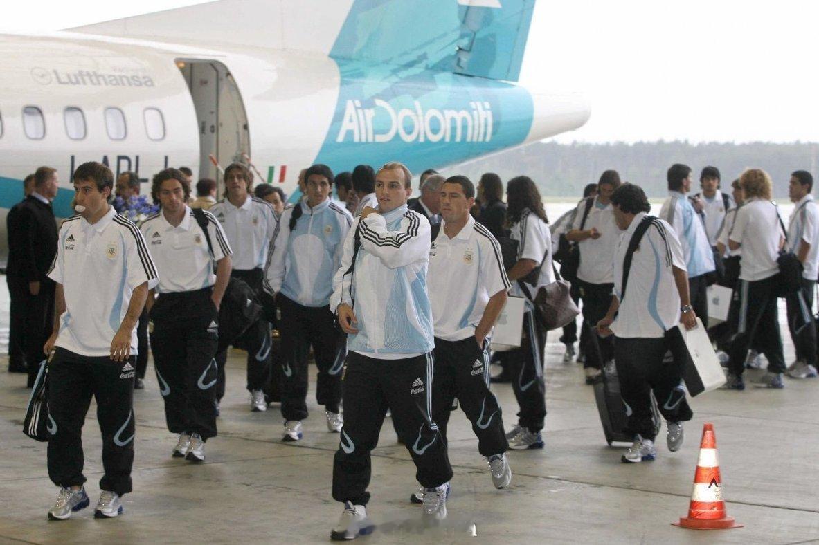 世界杯老照片 阿根廷国家队乘坐多洛米蒂航空抵达德国，参加2006年世界杯。 可以