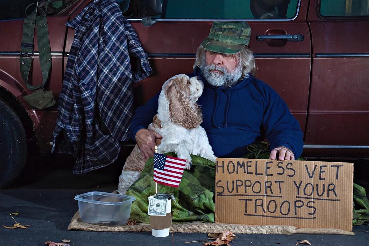 拿美国有流浪汉的事来讽刺美国，讽刺所谓的“天堂”，实际上是一件很搞笑的事情，因为