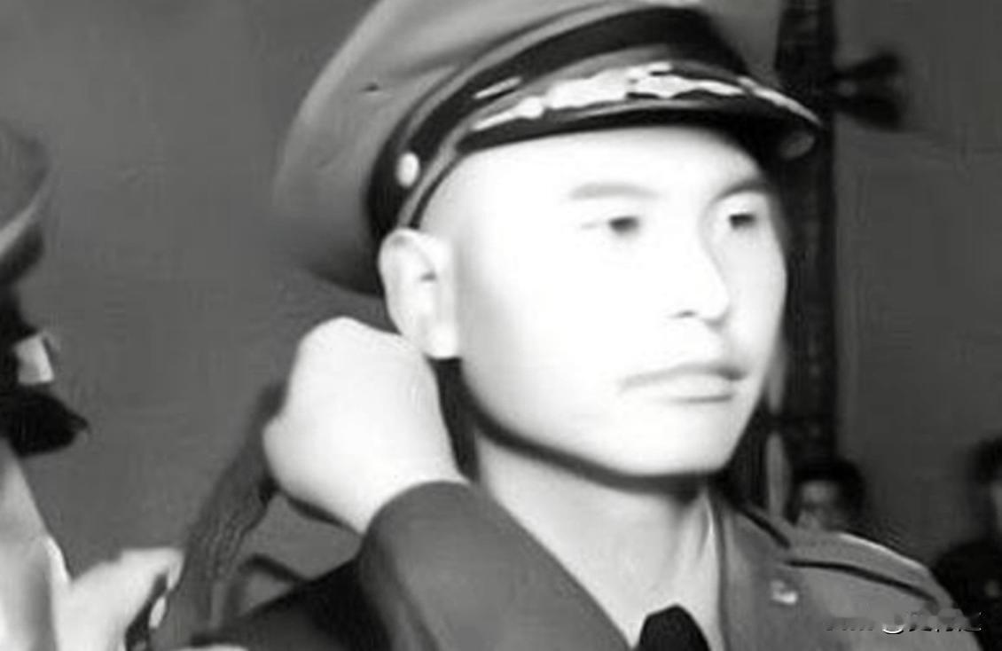 1957年，解放军副师长驾驶小船跑到台湾，毛主席大怒，立即叫来罗瑞卿处理这件事，
