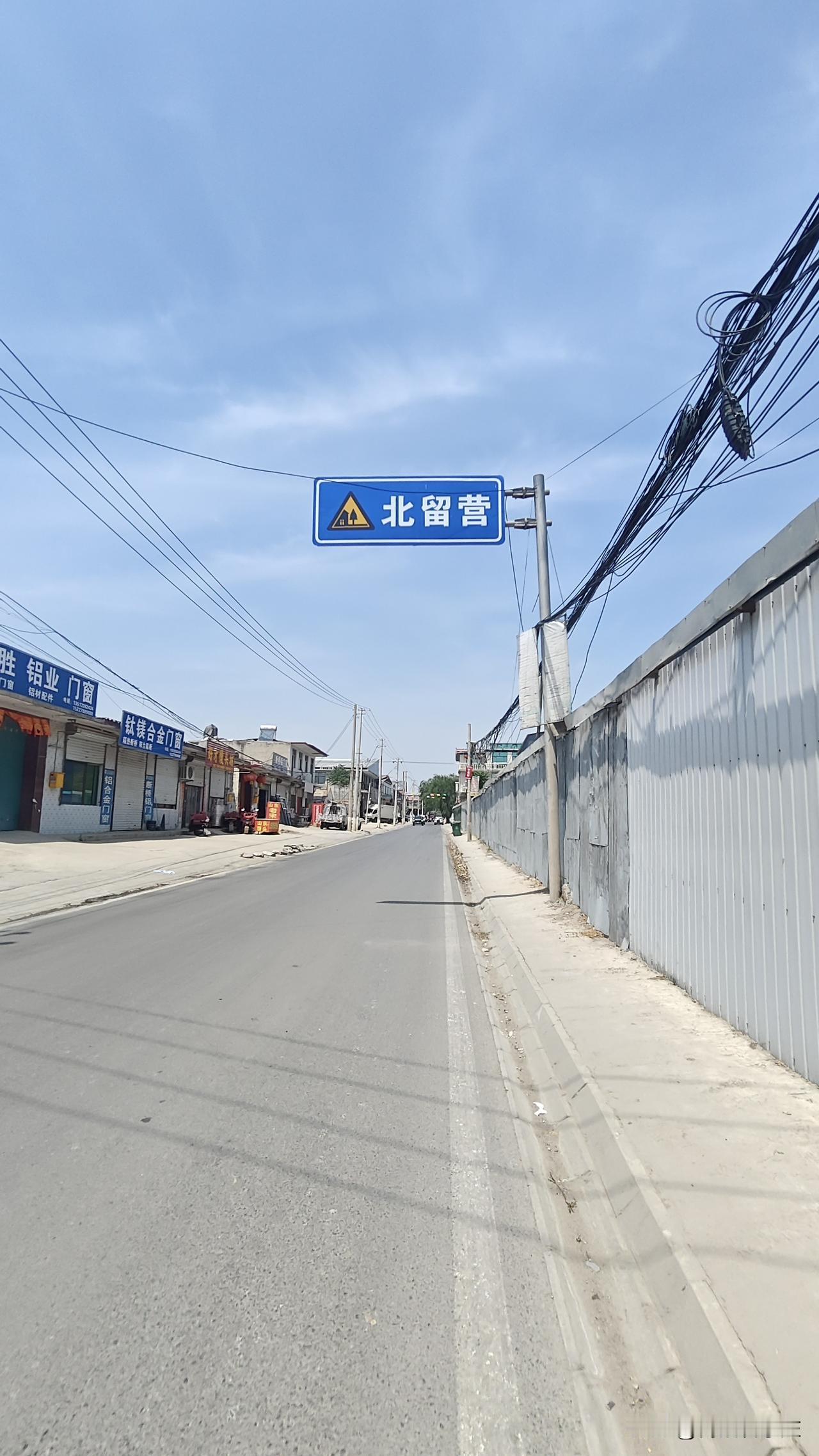 在石家庄市区想吃一个缸炉烧饼，太难了！
现在市区很难找到这种烧饼。
跑到栾城南三