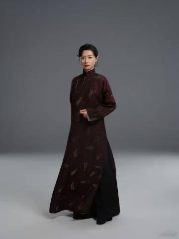 让万茜穿长衫的天才是万茜本人 朱雀堂里万茜的长衫，是她和妆造老师一起定的，高英的
