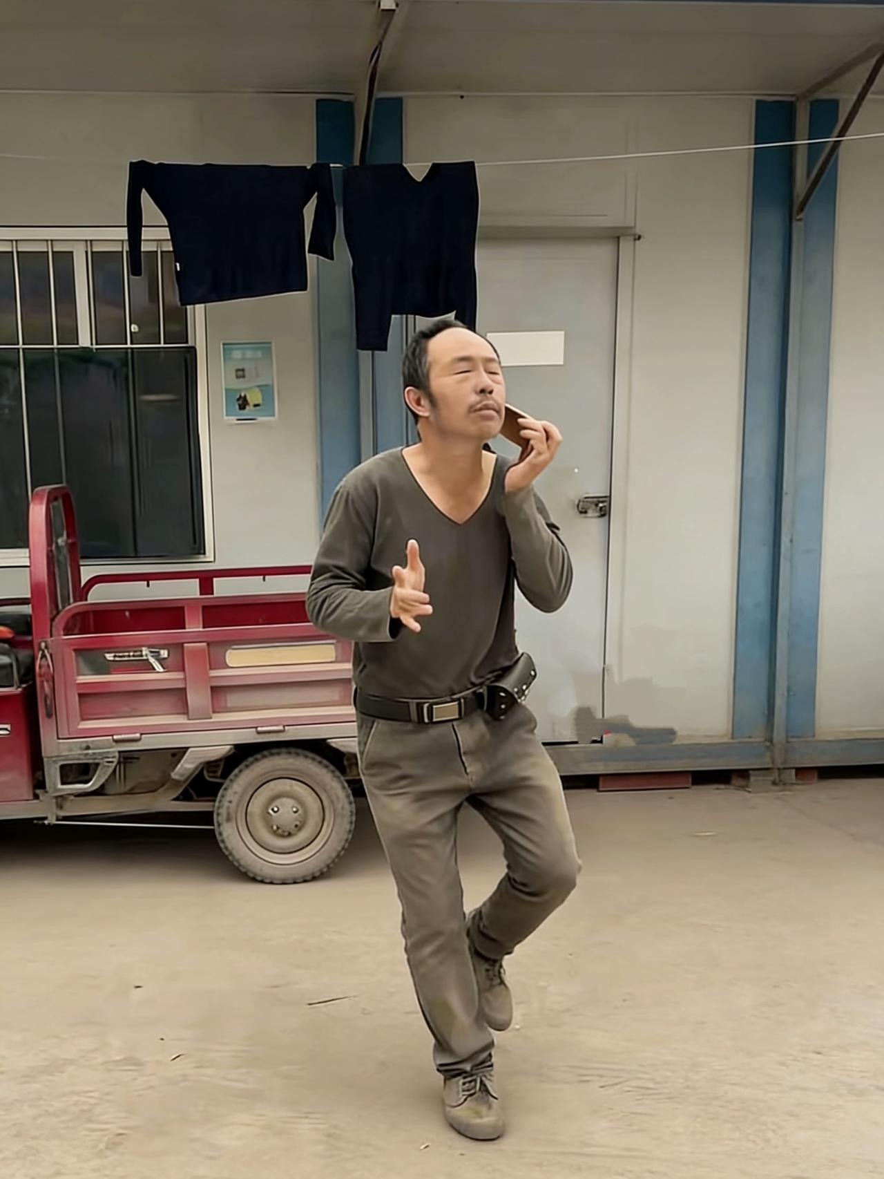 重庆，59岁的工地大叔蒋兴富，因为一段跳舞视频在网上火了。视频里没有舞台，没有灯