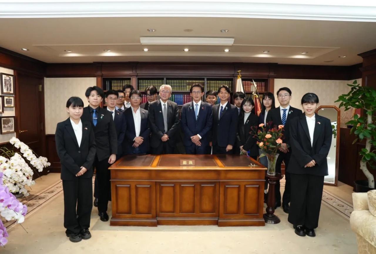 岛内政客窜日，打卡高市早苗办公桌？
 
高市早苗涉台谬论引发的风波尚未平息，一帮