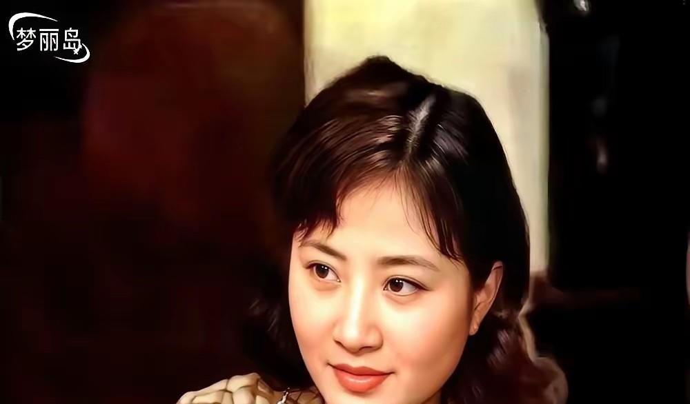 她走了，69岁。有人说，一个时代的美，也跟着落幕了。1980年，没有滤镜磨皮，电