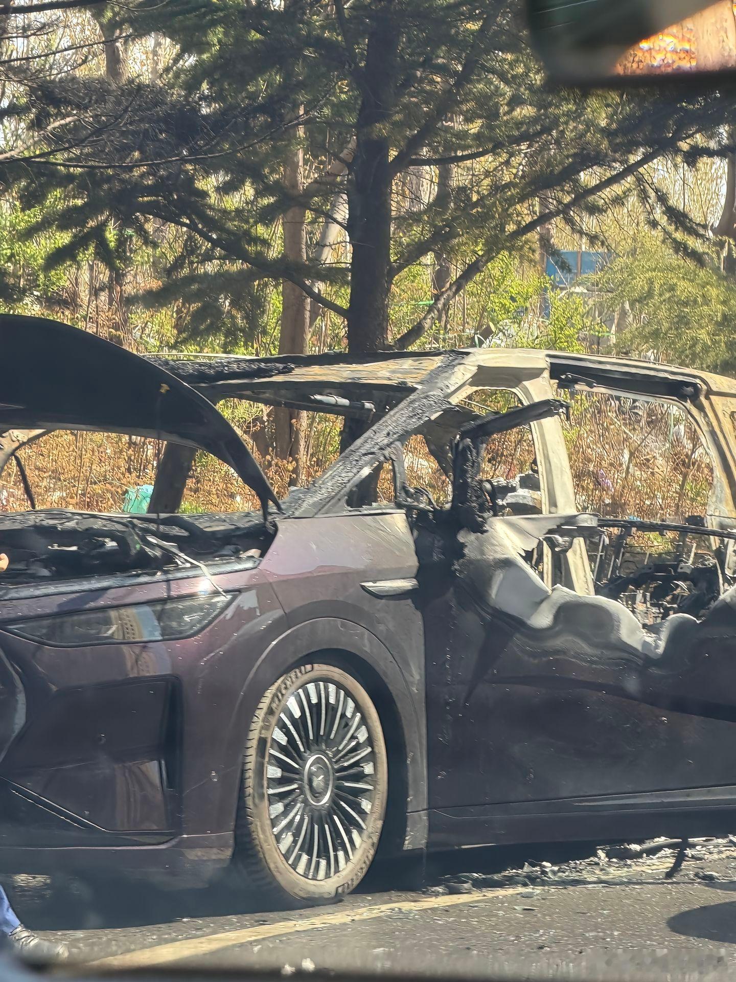 这车经历了什么😧 