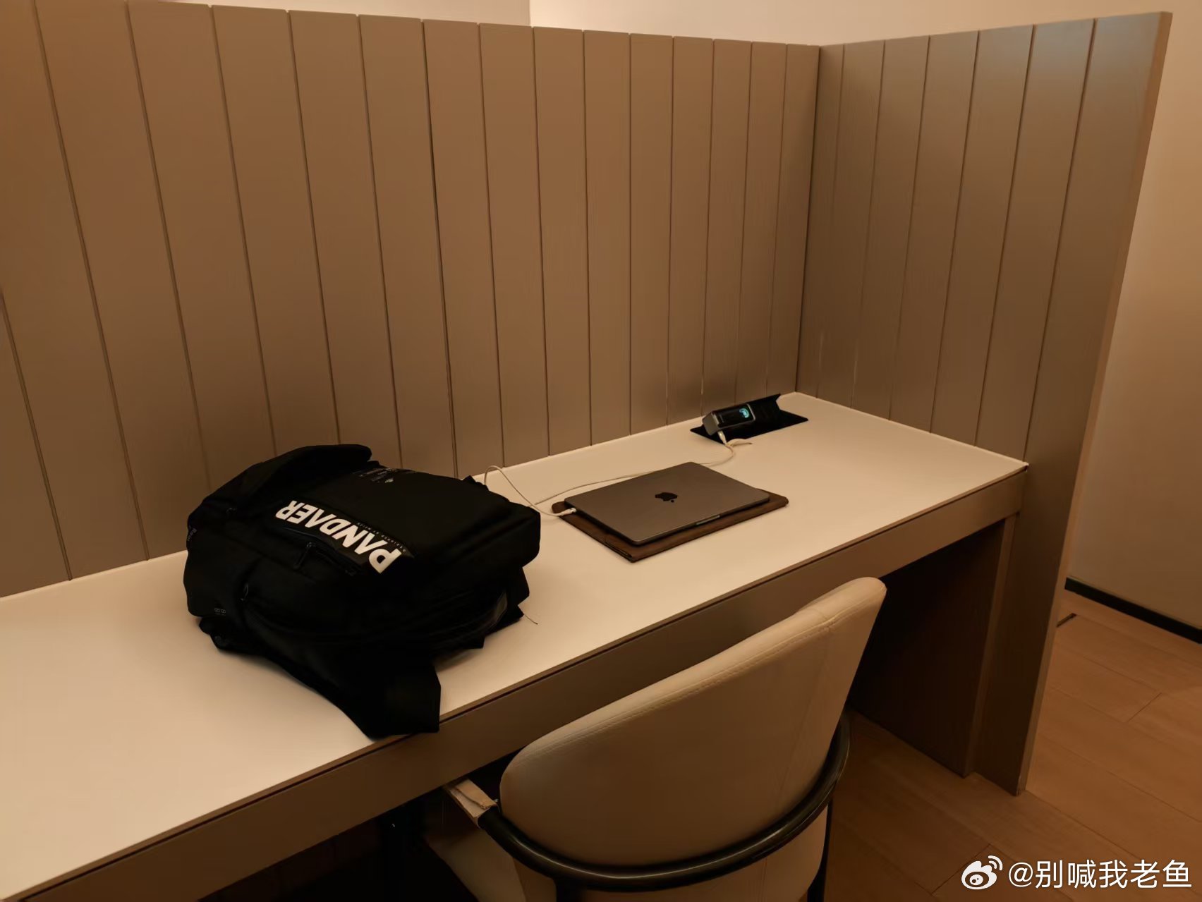 这酒店真牛逼了，硬是住出了公司的牛马工位的感觉