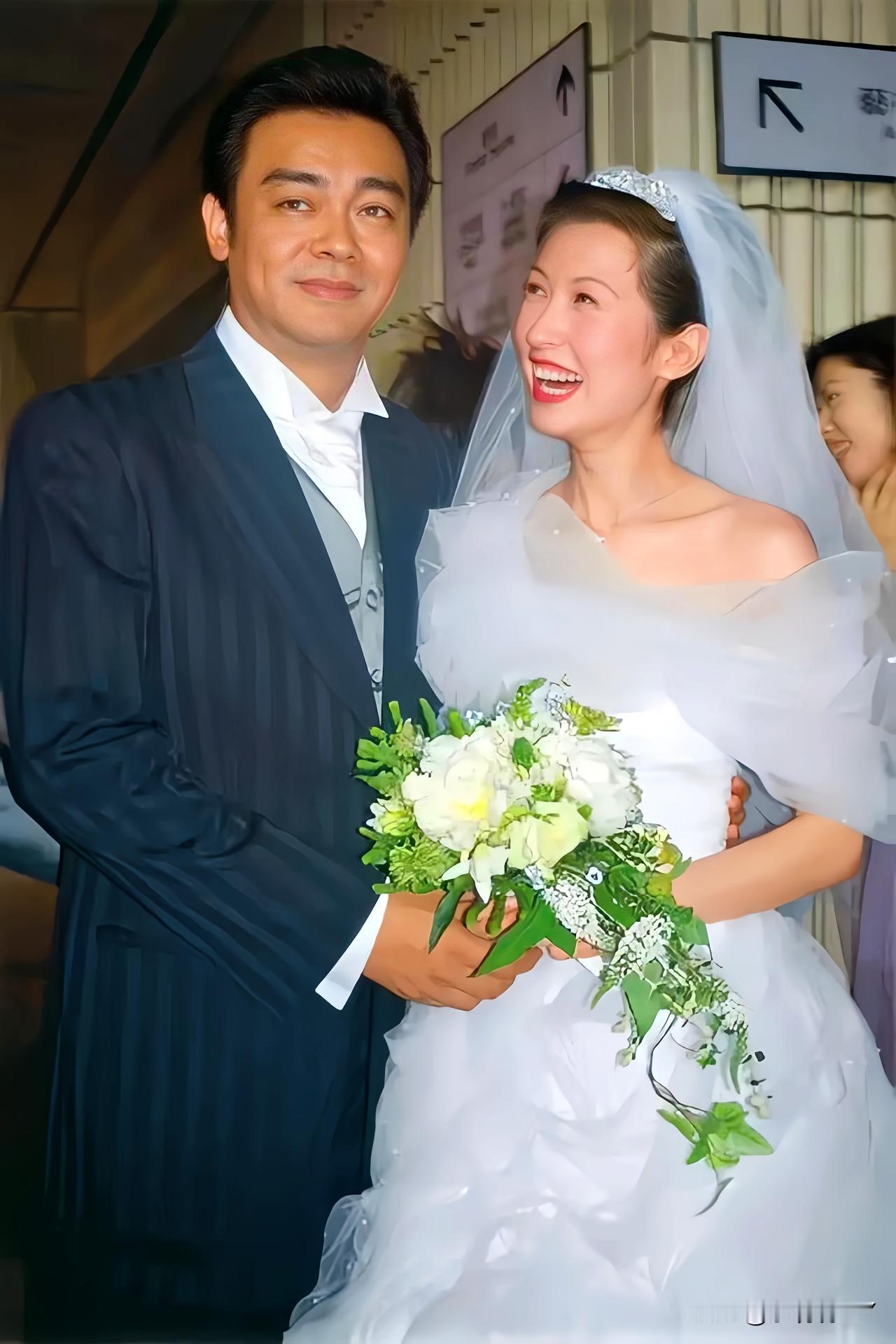 一九九八年，三十岁的郭蔼明和三十四岁的刘青云在香港结婚时的照片，那时候郭蔼明满脸