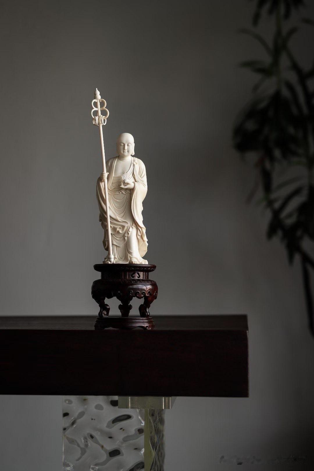 有些造像，不靠繁复装饰吸引目光，而是以神态和线条打动人。

猛犸地藏王垂目而立，