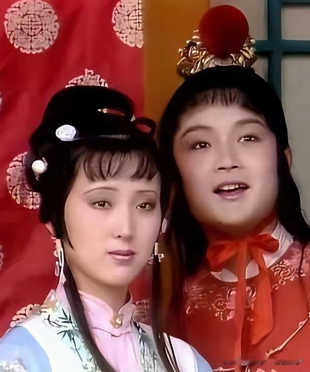 上联：瑞气盈门家运旺，
下联：祥光满院福泽长。