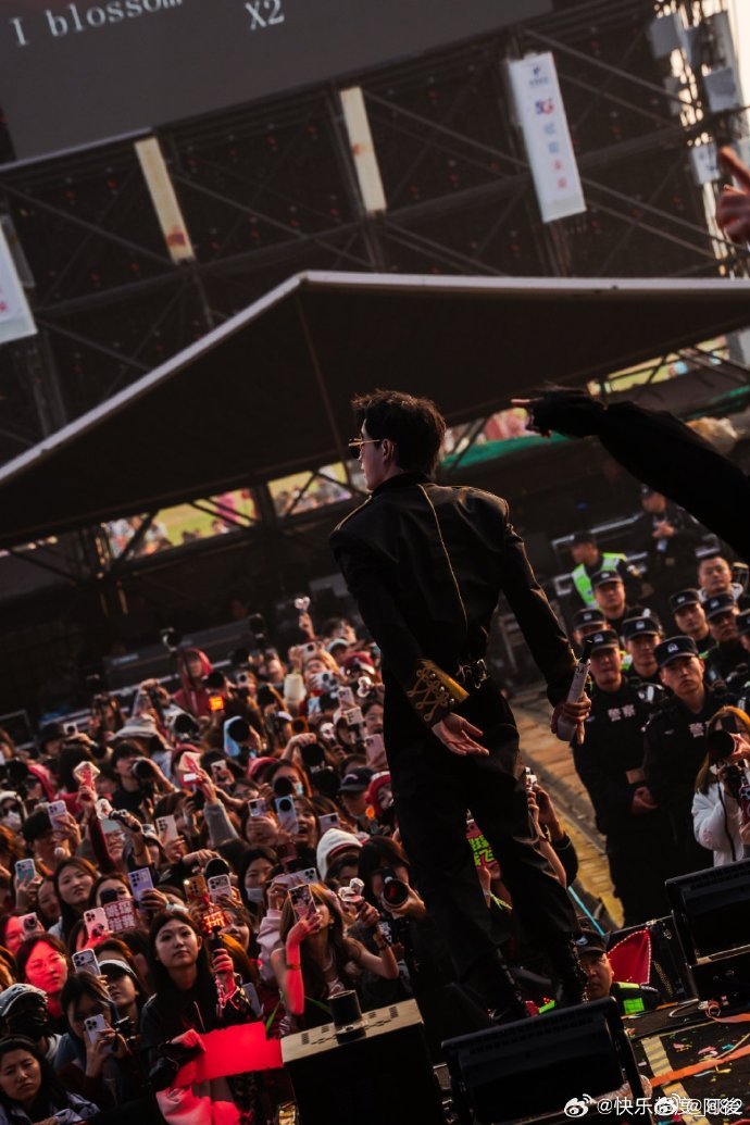 姚琛西藏雪山直播遇到雪崩 姚琛真的太敢了！在雪山上直播，即便遇到雪崩也毫不退缩，