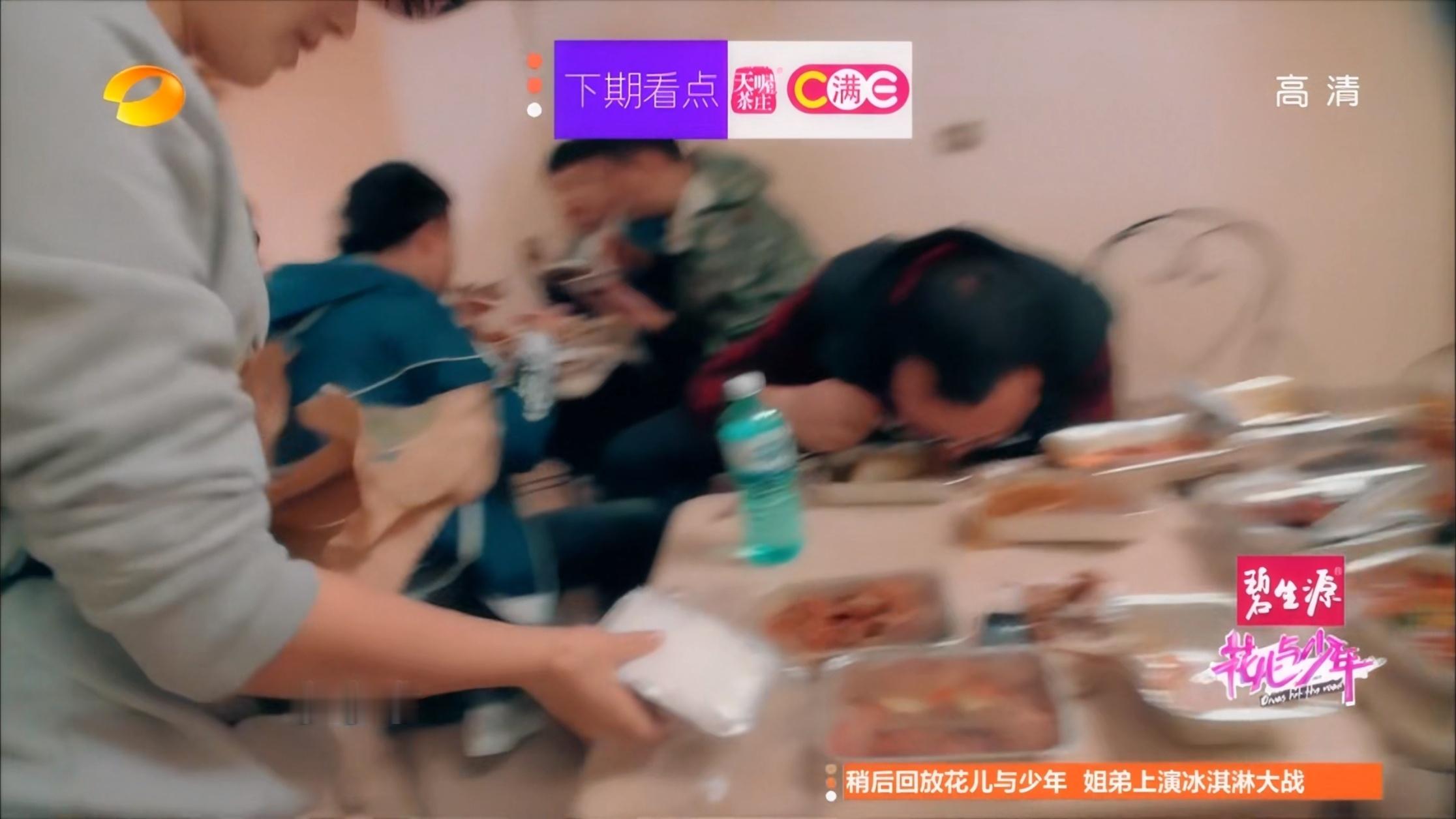 回过去看，是刘涛先拿了一盒白米饭～七个人一盒白米饭配榨菜哈哈哈哈哈～ ​​​