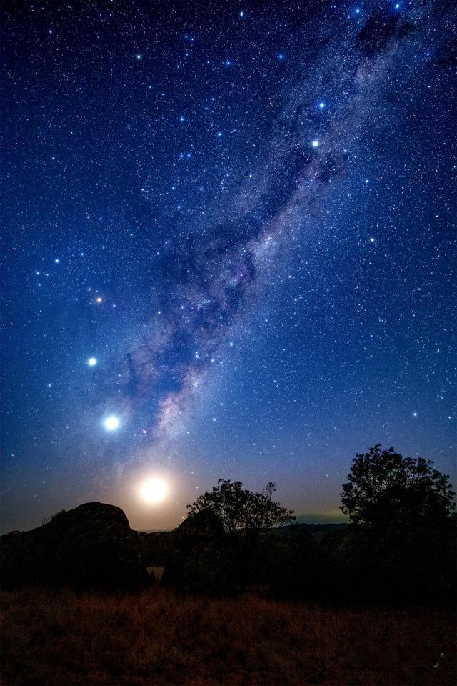 银河、月球、金星、木星以及土星的合影，星空之美用多少语言都无法言尽~