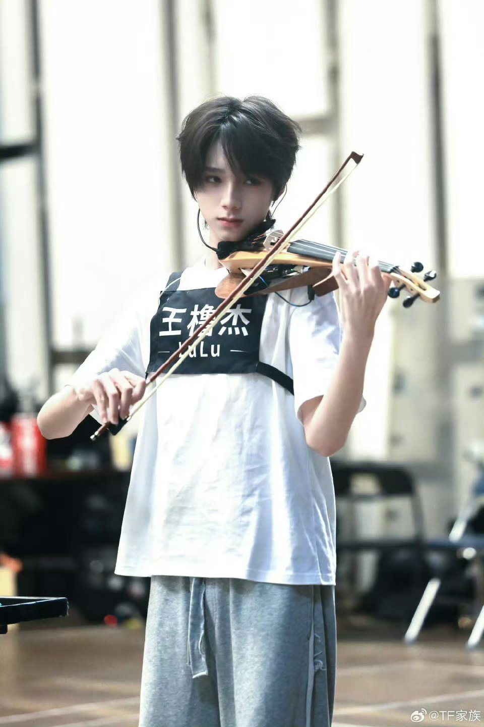 王橹杰演唱会拉小提琴王橹杰演唱会彩排照解锁全新舞台形式，王橹杰小提琴彩排氛围感十