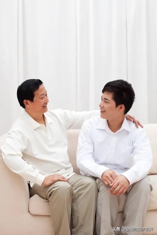 笑死我了
父亲节父子对话
儿子给父亲打电话
说父亲节快乐
父亲接电话唉了一声
儿