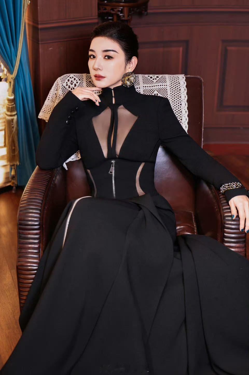 黄奕把额头露出来大大方方的黄奕在上海时装周以全新造型亮相，她大胆选择露额发型搭配