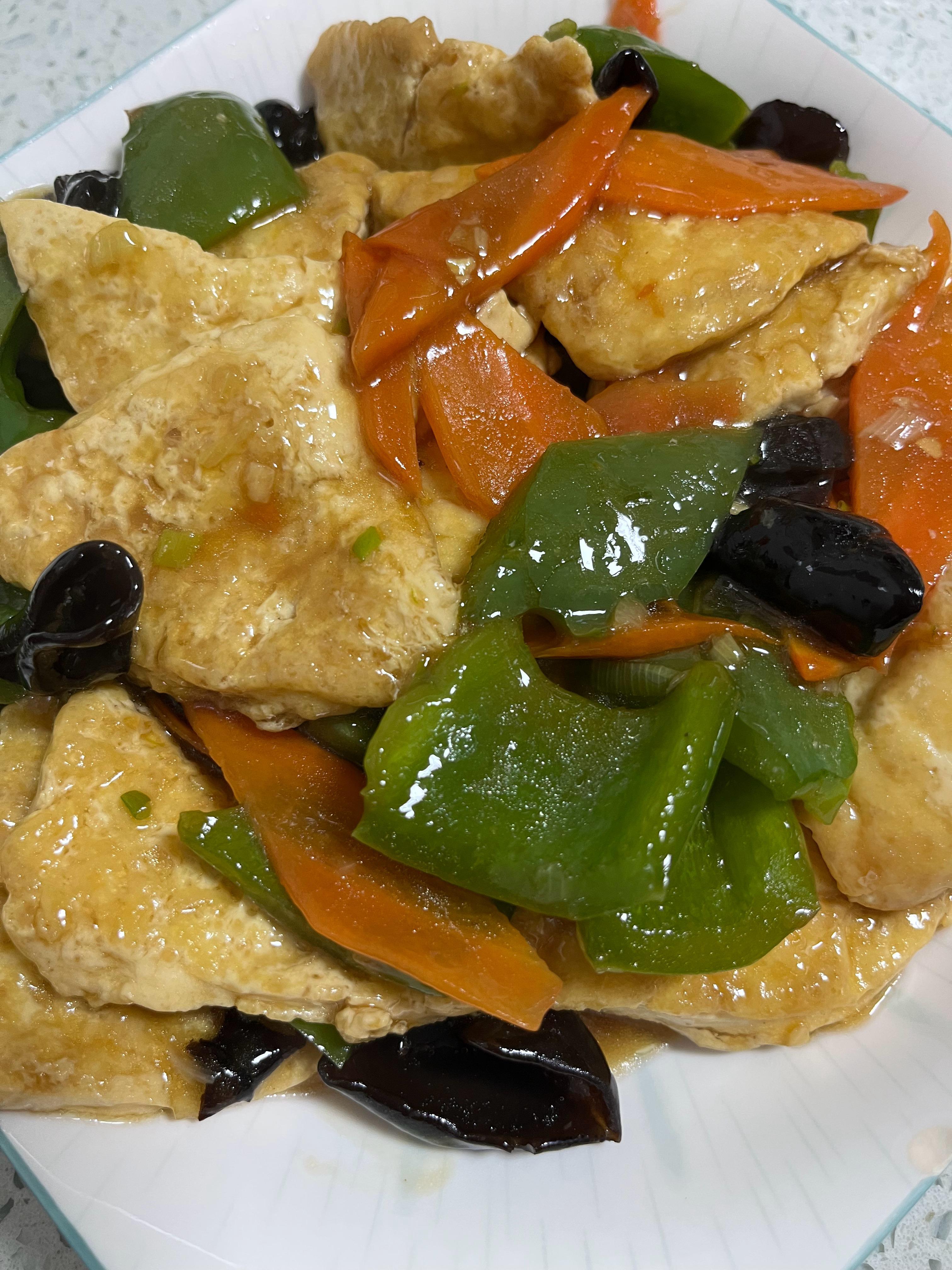 晚饭时间又到了，开吃了，木耳整多了就分两菜里面吧！ 