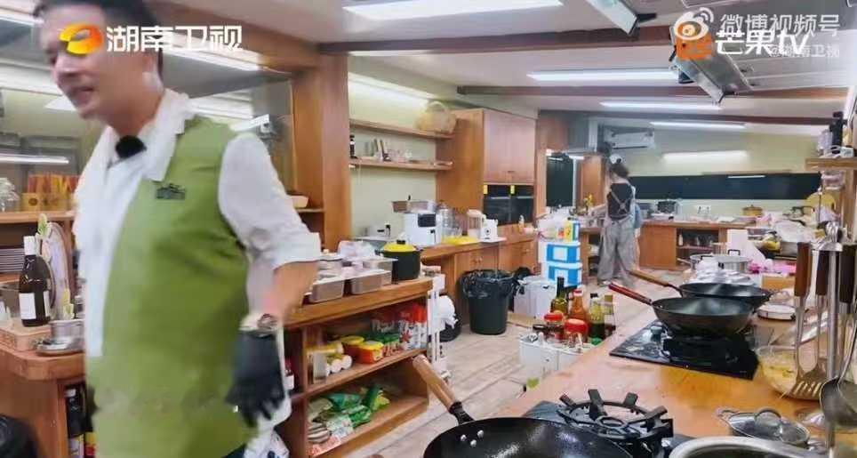 王俊凯吃炸鸡被烫到的反应林大厨投喂王俊凯林大厨刚端上来滚烫炸鸡就喂小凯，一口咬下