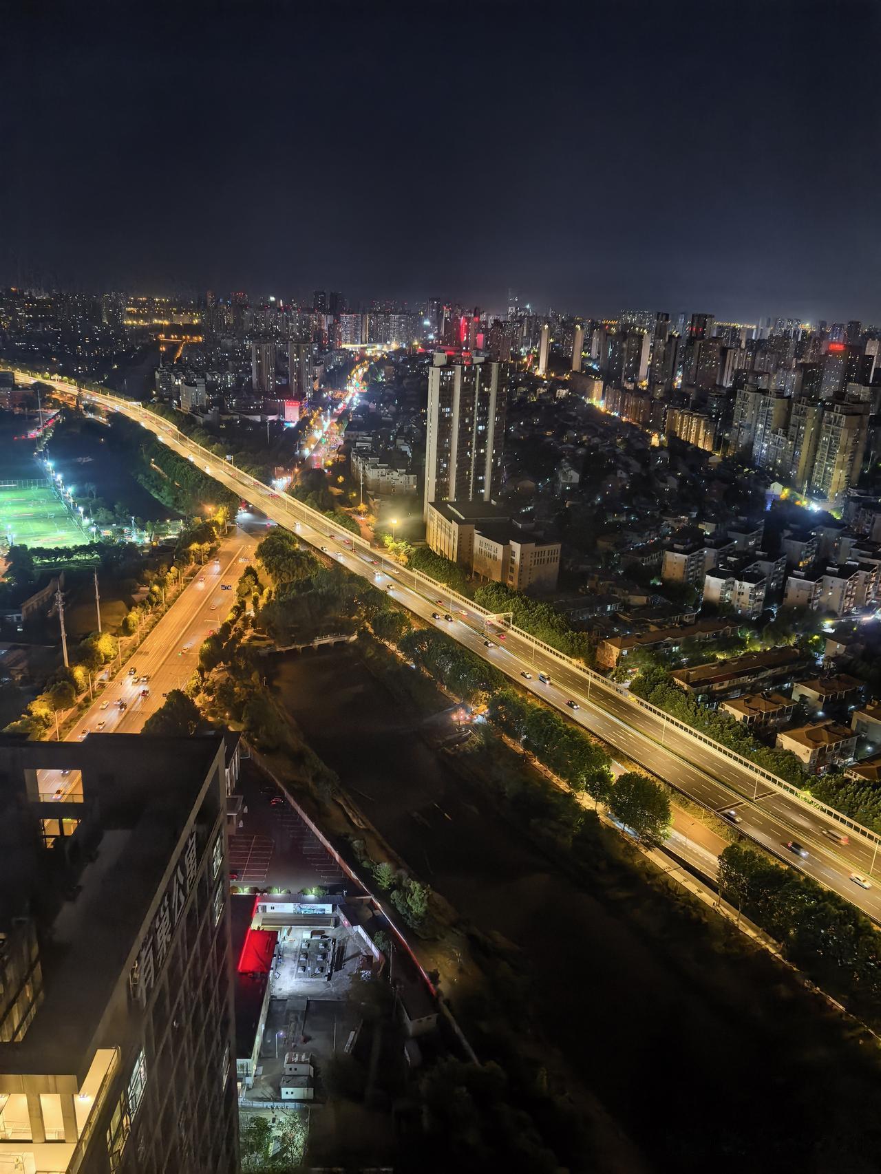 夜景真不错，就是天气热了点，只能呆在房间吹空调
