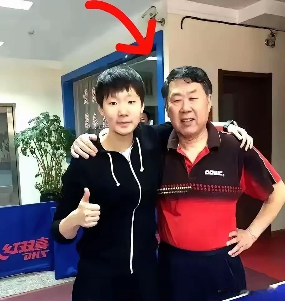 网传奥运冠军王曼昱想要报恩，特意给79岁的启蒙教练韩连贵送上一台新车，没想到老爷