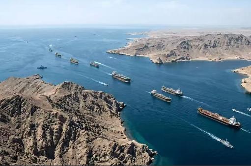 美军最蠢的就是对伊朗货船开火，并且还扣押了这艘货船。此举，彻底的堵死了伊朗有人想