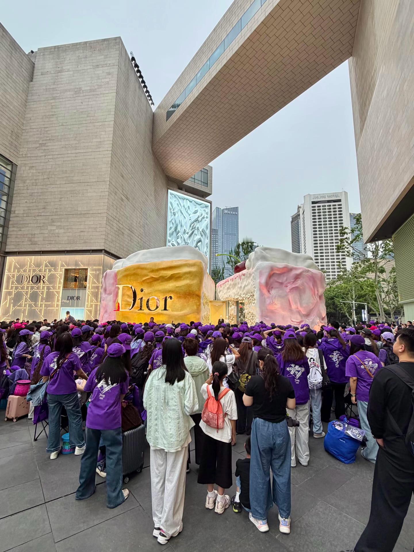 邓为南京德基今天已经人山人海，全是钻石姐姐，期待明天下午一点dior活动亮相