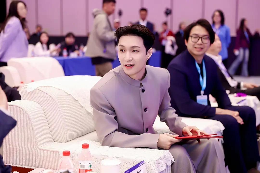 张艺兴荣获国潮文化推介官，恭喜解锁新身份🎉 