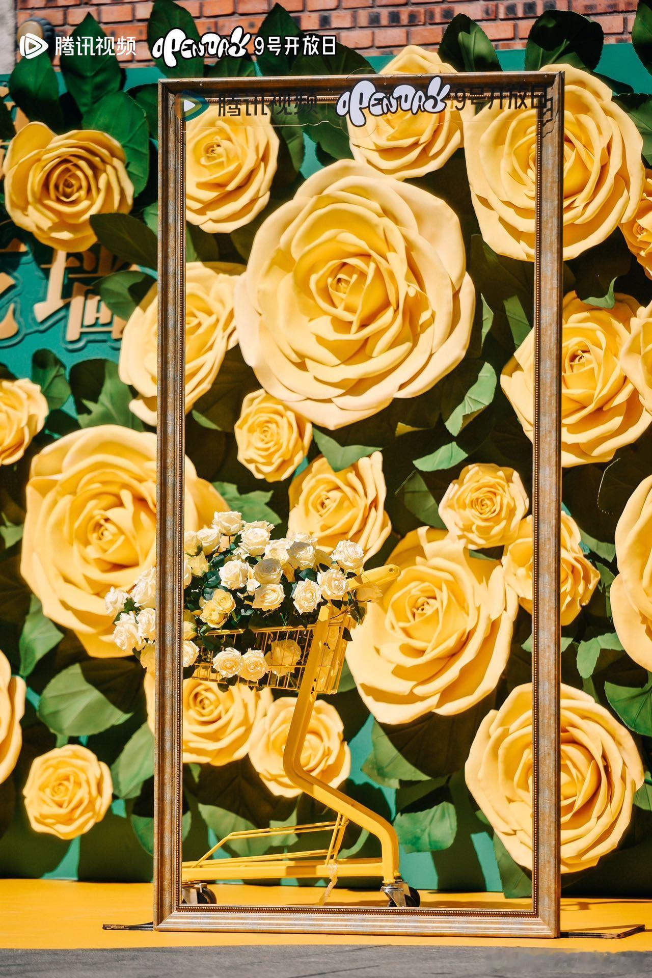 #见不到刘亦菲跟海报合影也行##玫瑰的故事打卡点都是黄玫瑰#刘亦菲不愧是统一老中