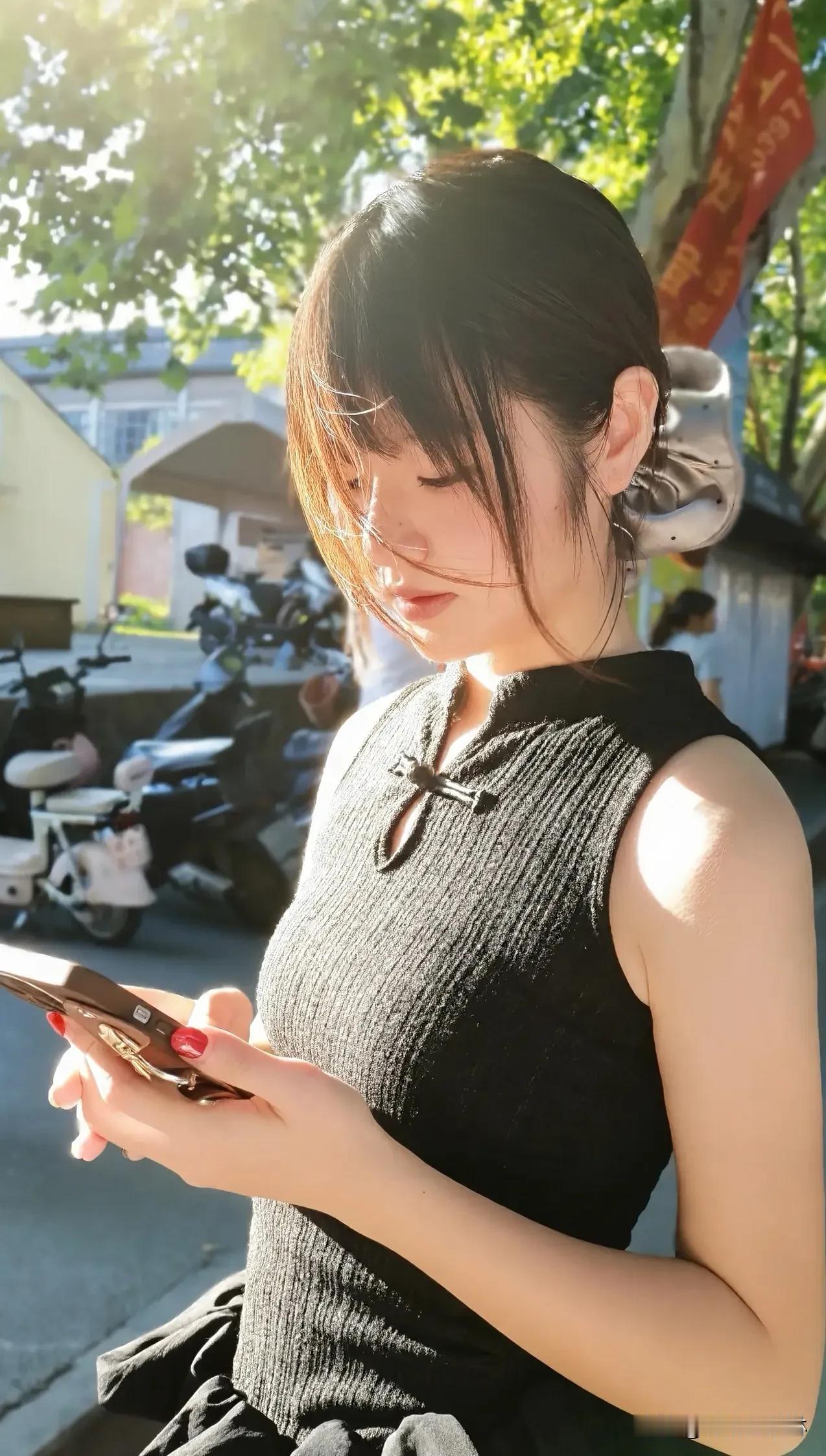 每一道轮廓都藏着故事，  
光与影在脸颊轻舞，  
定格瞬间的温柔与坚定。  