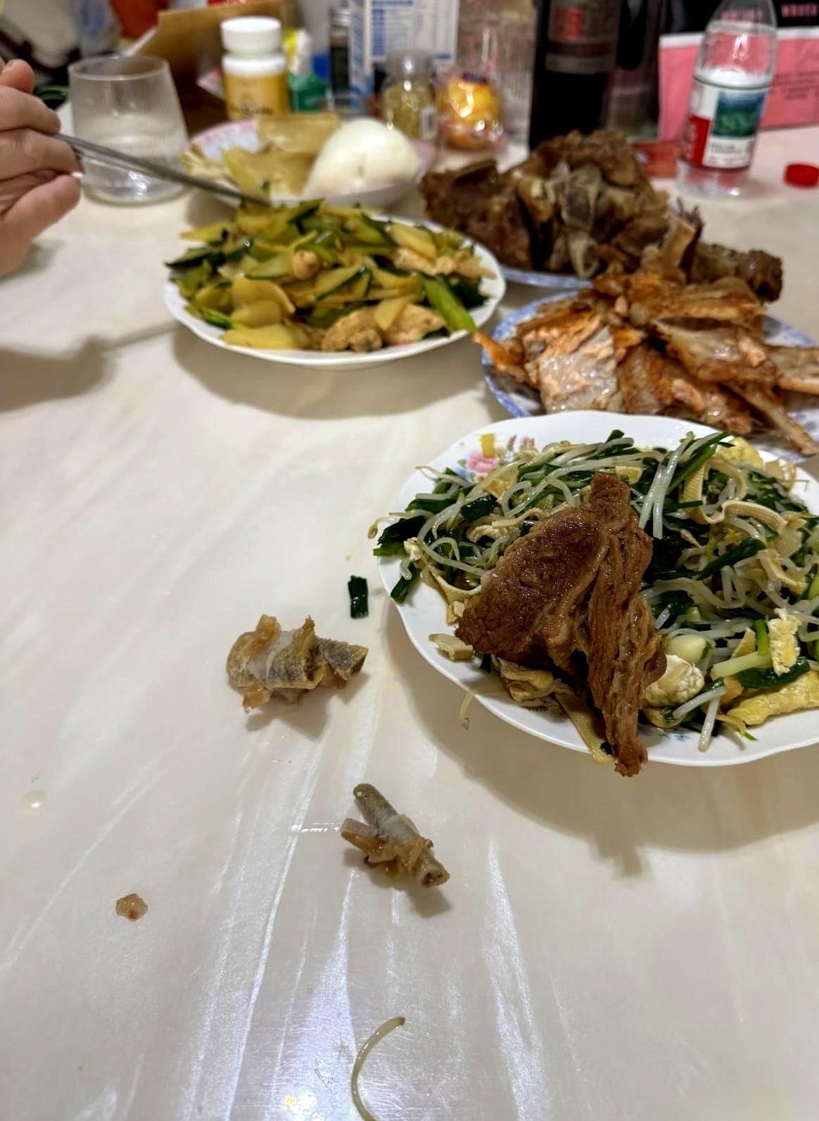 昨天晚饭因为一盘青菜没放够盐，我和婆婆吵翻了。
她把筷子搁在桌上，死咬着我每次答