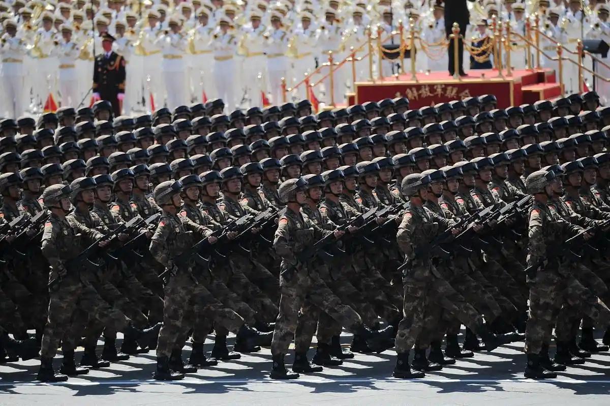 西方网友完全无法接受，在X平台上说中国阅兵是AI和CG，一群人问grok，是不是