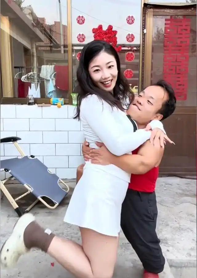 山西19岁女孩绝食7天硬扛父母反对，执意嫁1.1米二婚特型演员，2026年生下孩