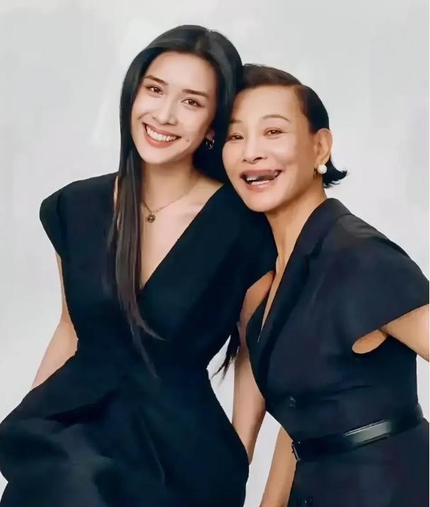 陈冲现在的女儿，是她在福利院收养双胞胎后的“福报”：只是多年后她却一口否认“从未