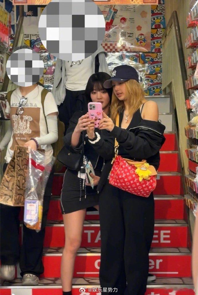 东京偶遇Lisa和米妮逛街Lisa知道裤子上的中文什么意思吗 有网友在东京偶遇 